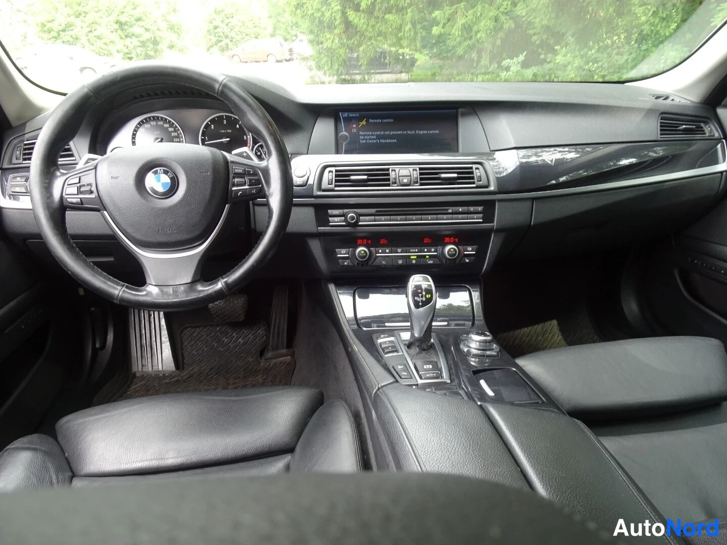 Valkoinen BMW 530d xDrive 2012, ohjaamo, kuva 21