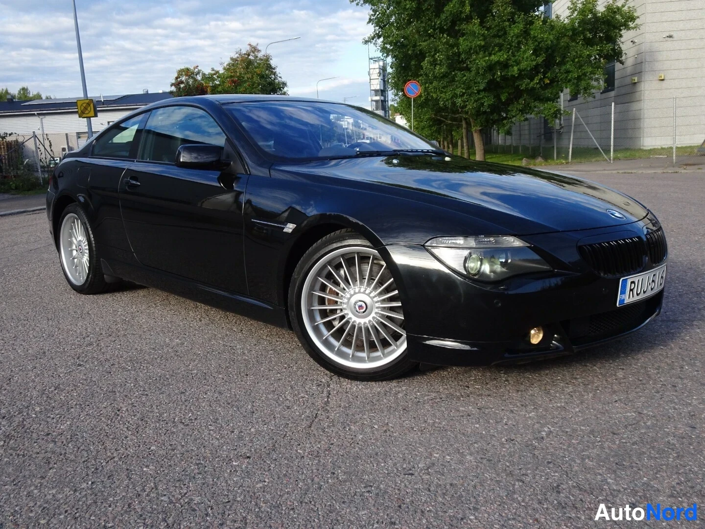 Musta BMW 645i 2004, etuviisto, keula oikealle, kuva 4