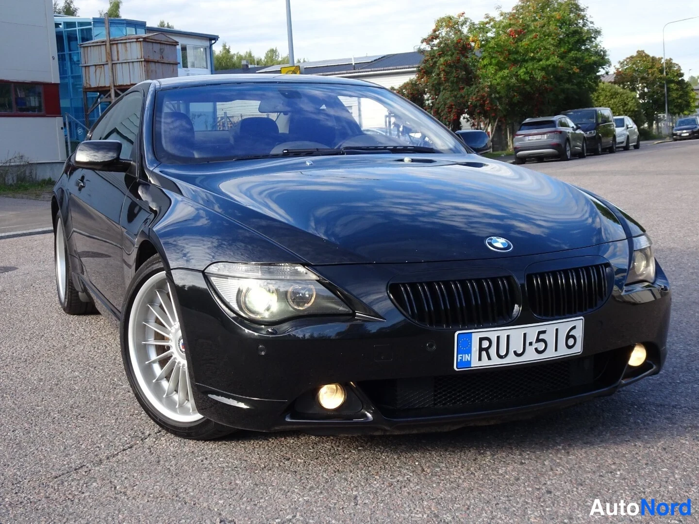 Musta BMW 645i 2004, etuviisto, keula oikealle, kuva 5
