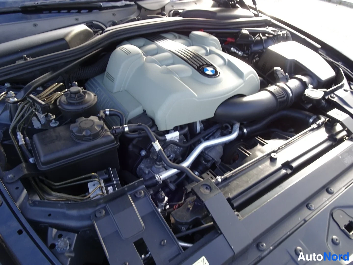Musta BMW 645i 2004, moottoritila, kuva 26