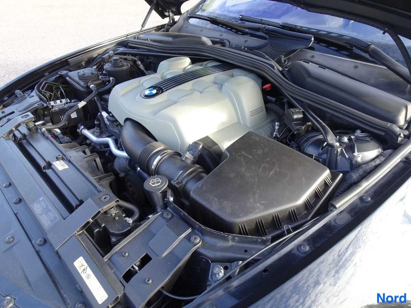 Musta BMW 645i 2004, moottoritila, kuva 25