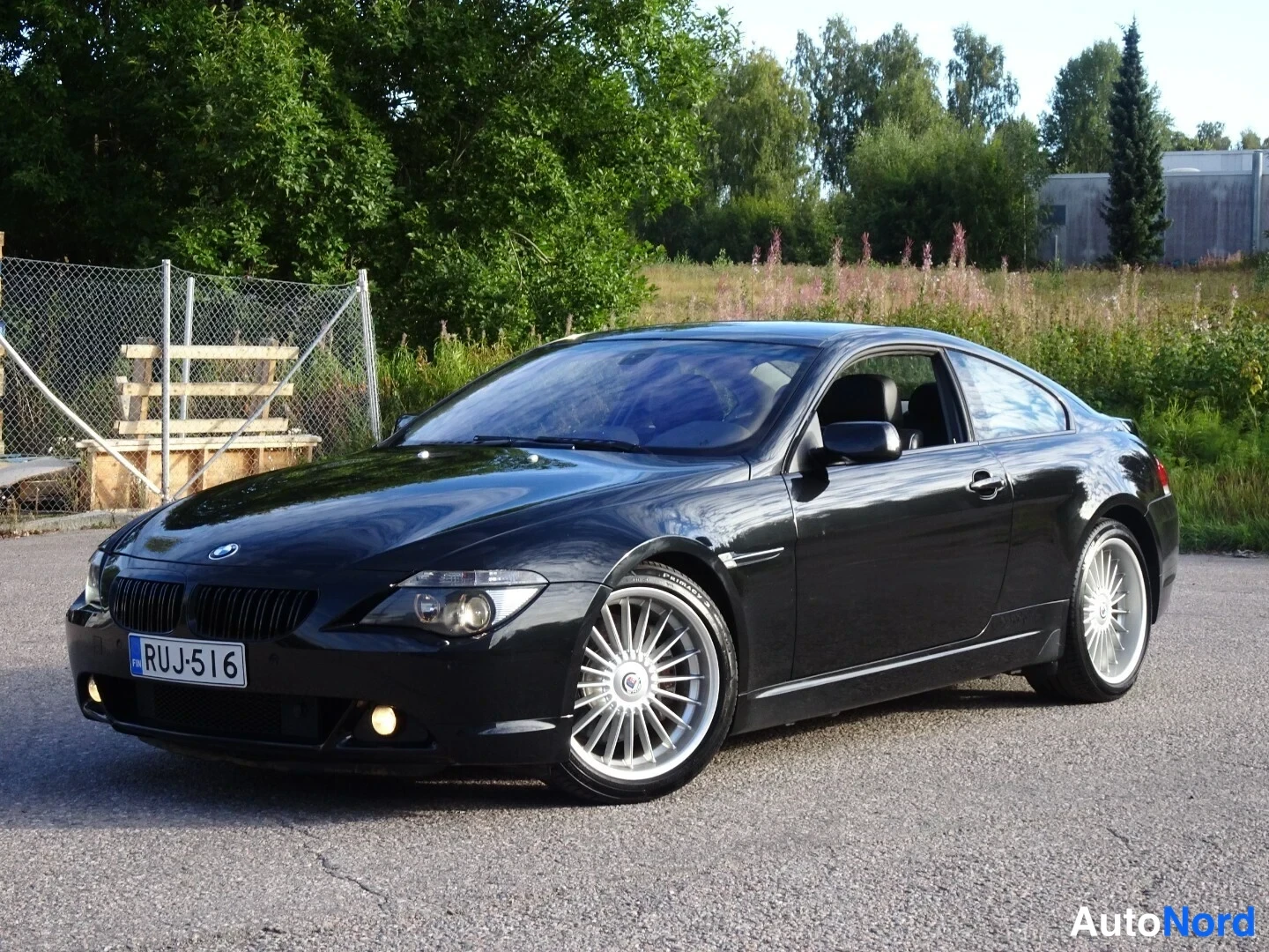 Musta BMW 645i 2004, etuviisto, keula vasemmalle, kuva 2