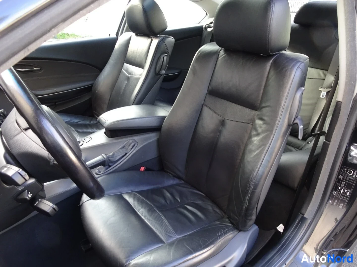 Musta BMW 645i 2004, etuistuimet, kuva 20