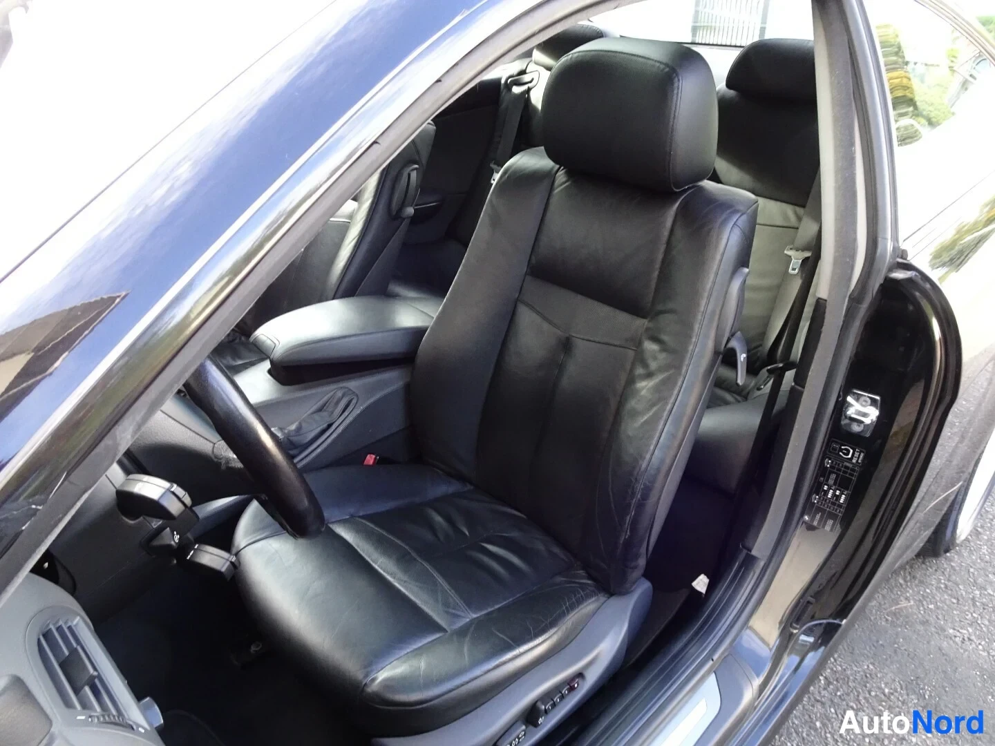 Musta BMW 645i 2004, etuistuimet, kuva 21