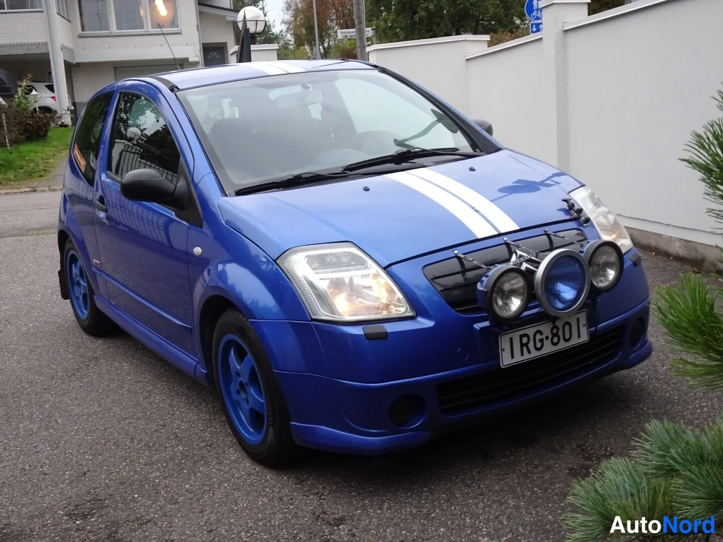 Blue Citroen C2 2004, front three-quarter, nose to the right, photo 7