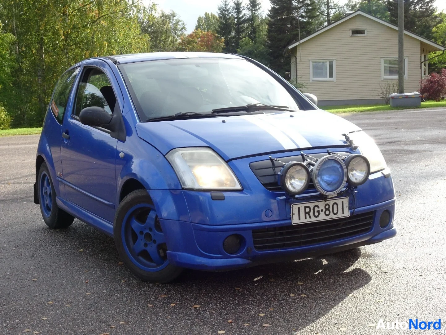 Blue Citroen C2 2004, front three-quarter, nose to the right, photo 5
