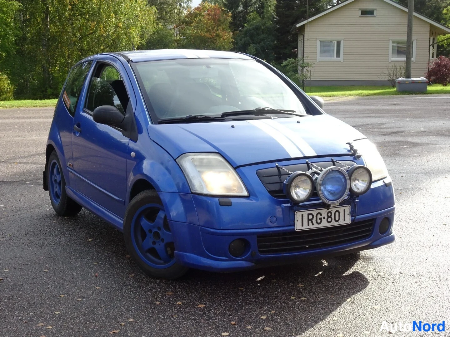 Blue Citroen C2 2004, front three-quarter, nose to the right, photo 9