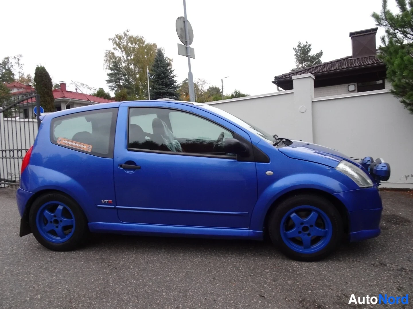 Blue Citroen C2 2004, front three-quarter, nose to the right, photo 10