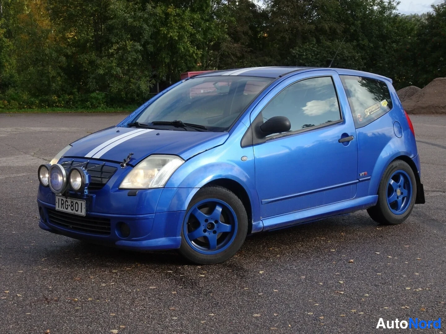 Blue Citroen C2 2004, front three-quarter, nose to the left, photo 4