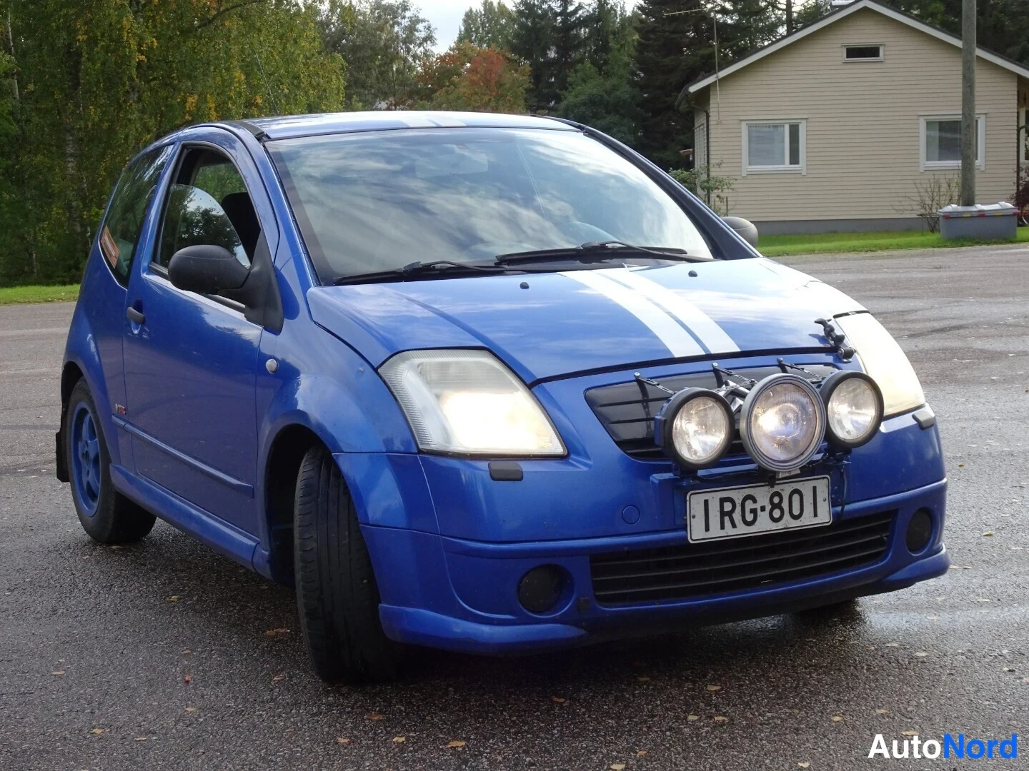 Blue Citroen C2 2004, front three-quarter, nose to the right, photo 8