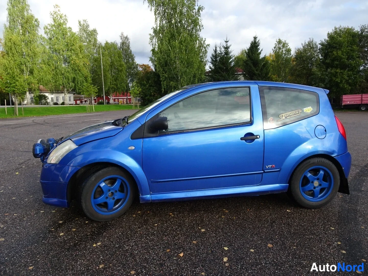 Blue Citroen C2 2004, front three-quarter, nose to the left, photo 2