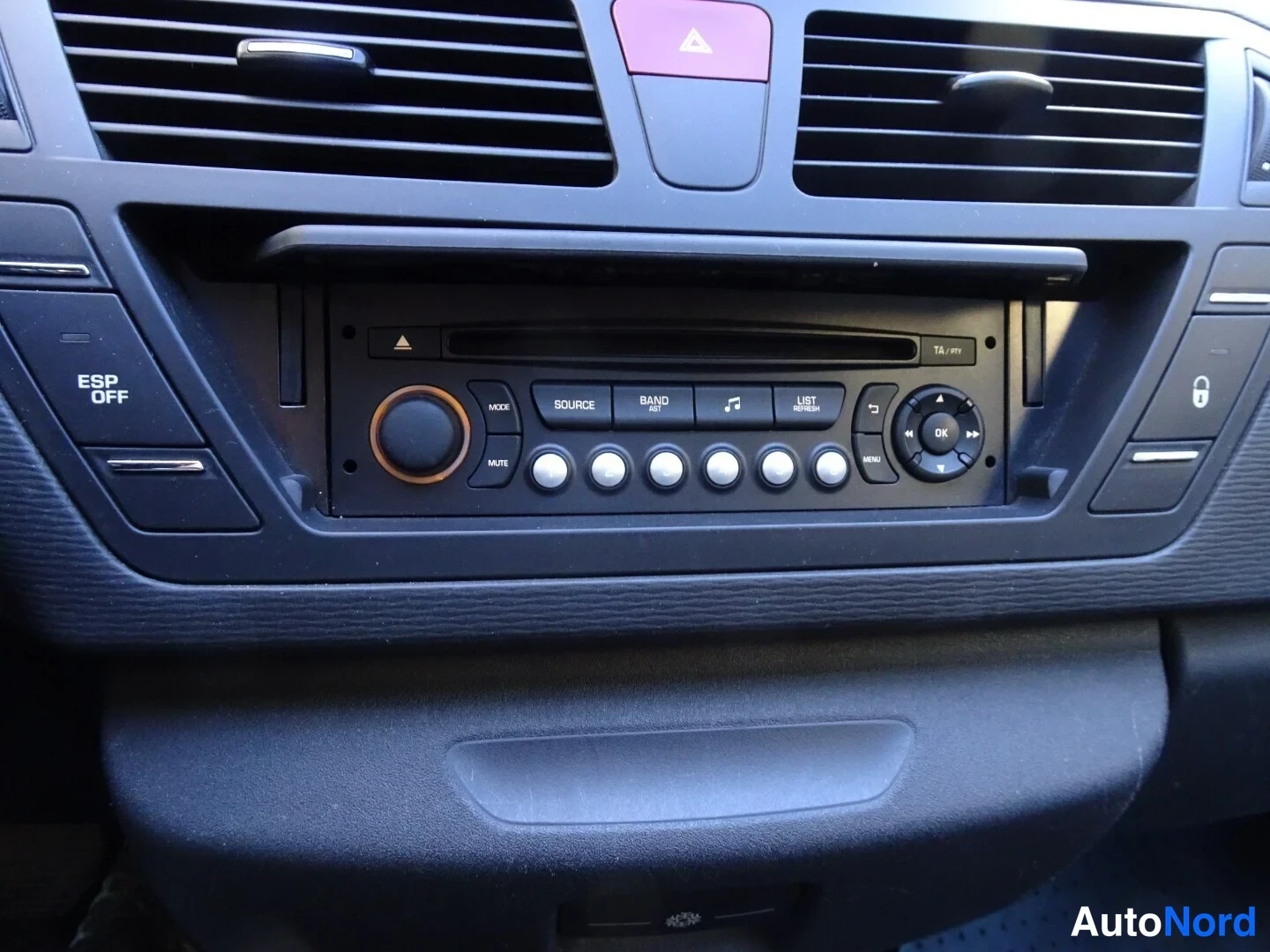 Valkoinen Citroen C4 Picasso 2013, yksityiskohta, kuva 32