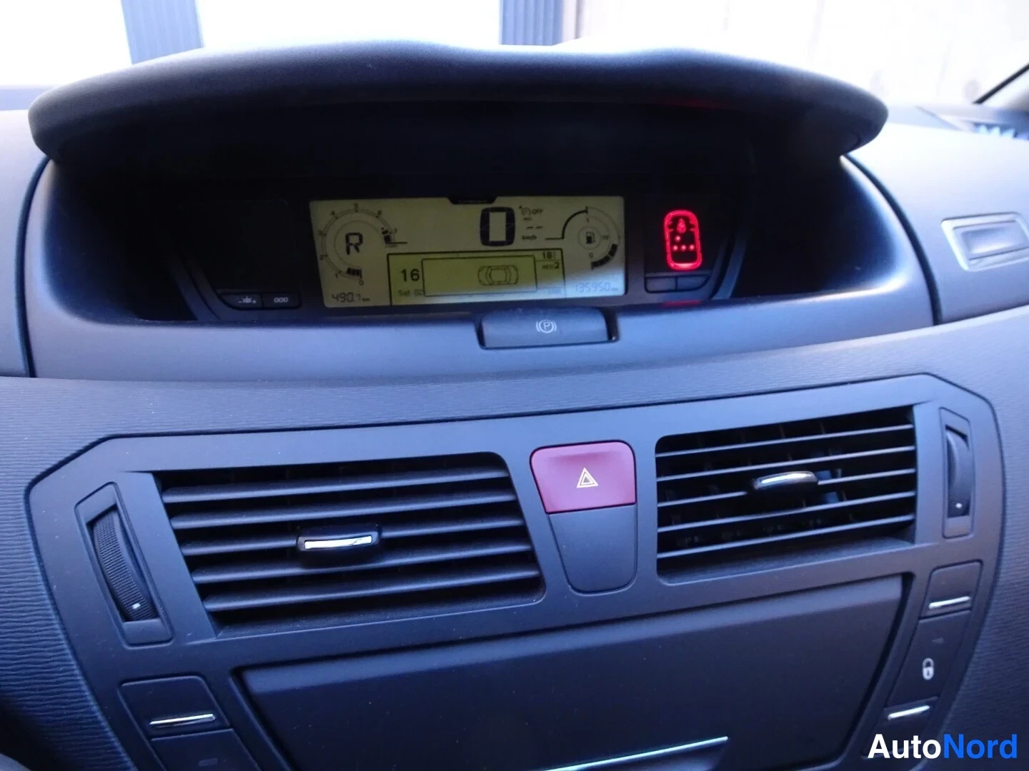 Valkoinen Citroen C4 Picasso 2013, yksityiskohta, kuva 33
