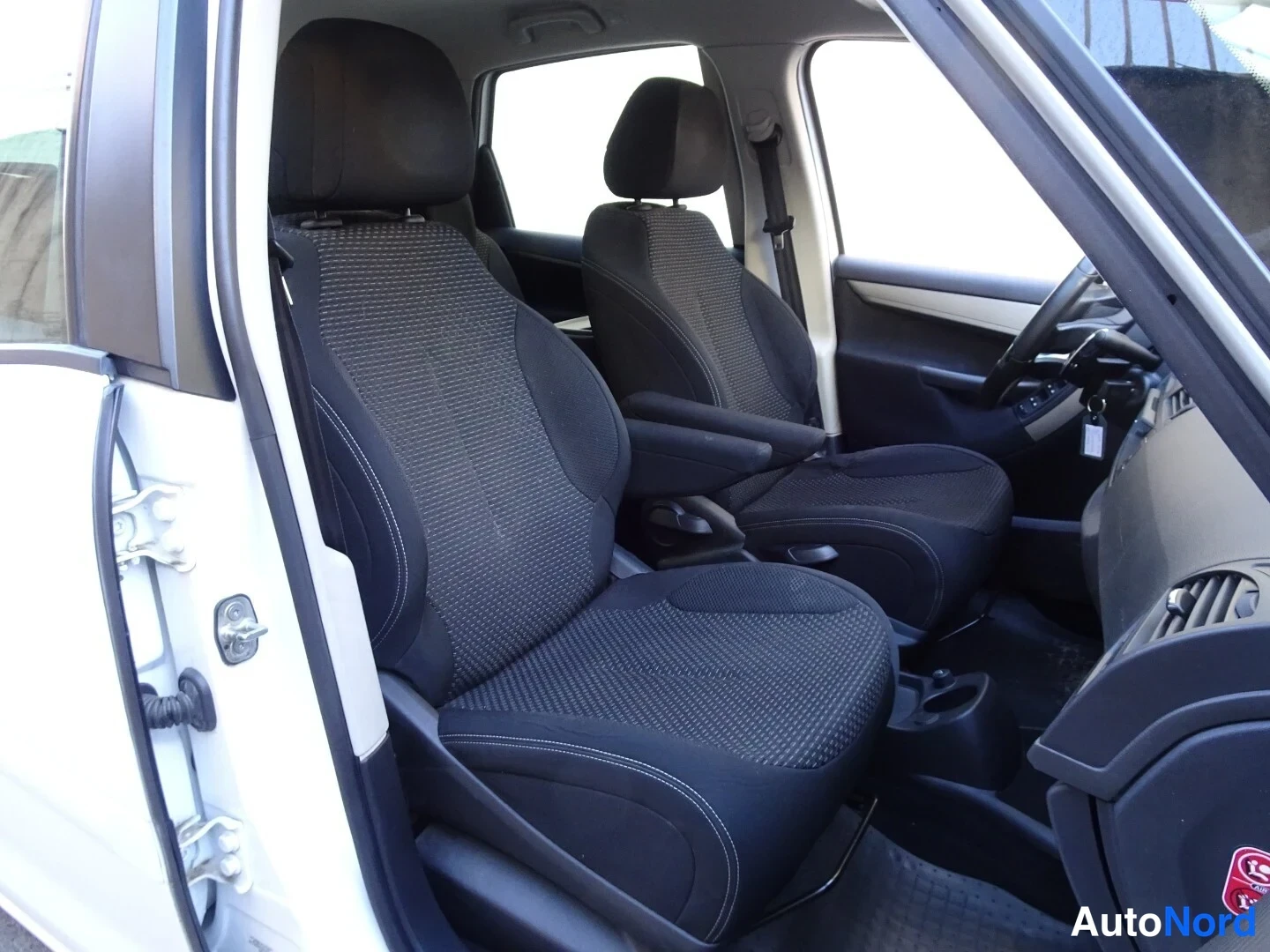 Valkoinen Citroen C4 Picasso 2013, etuistuimet, kuva 22
