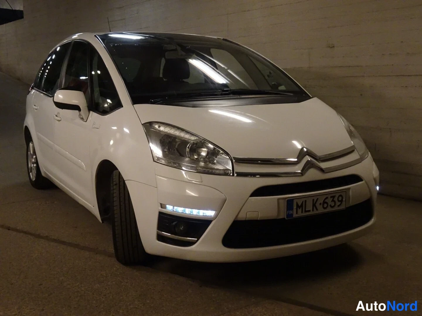 Valkoinen Citroen C4 Picasso 2013, etuviisto, keula oikealle, kuva 5