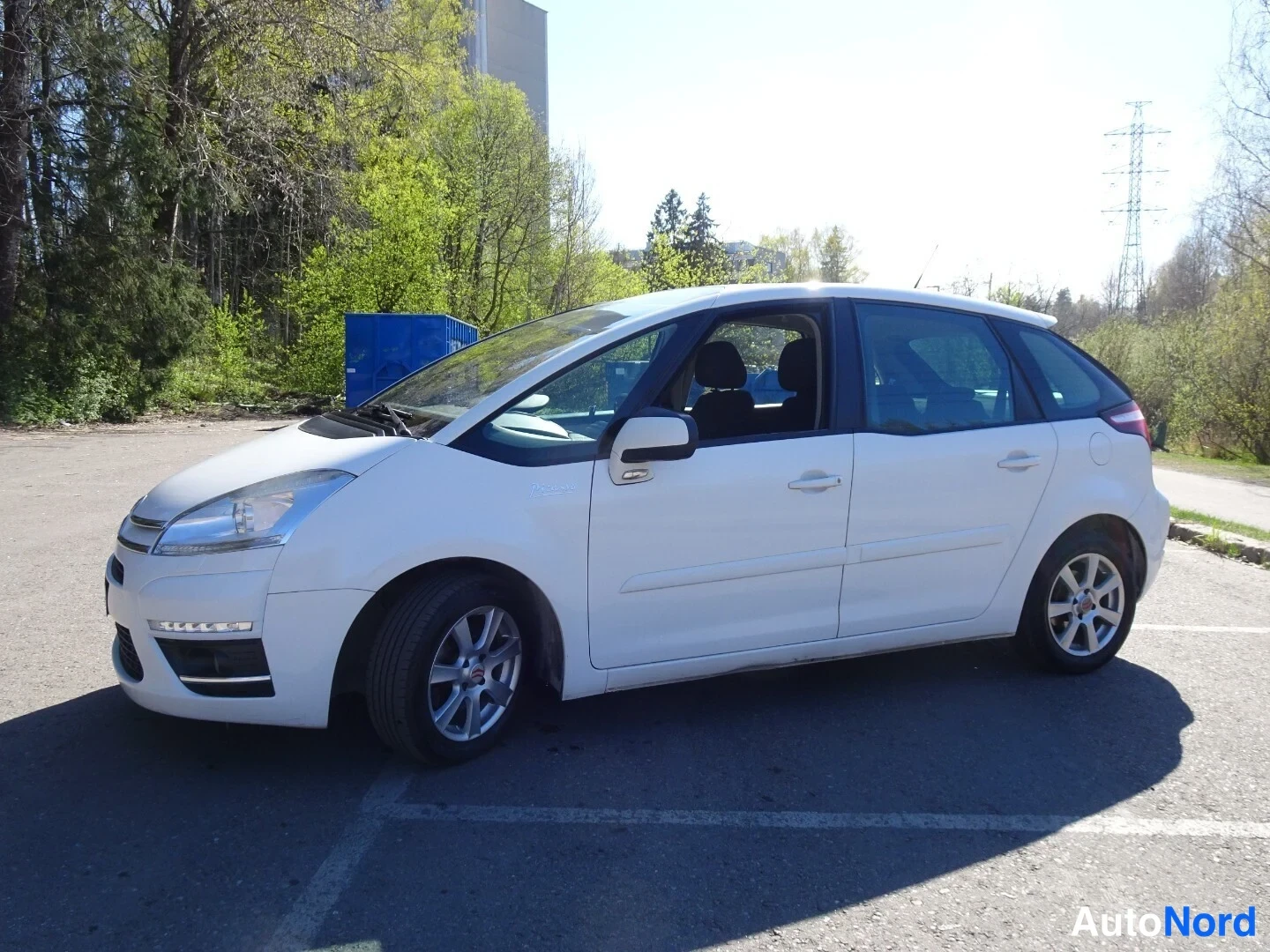 Valkoinen Citroen C4 Picasso 2013, etuviisto, keula vasemmalle, kuva 3