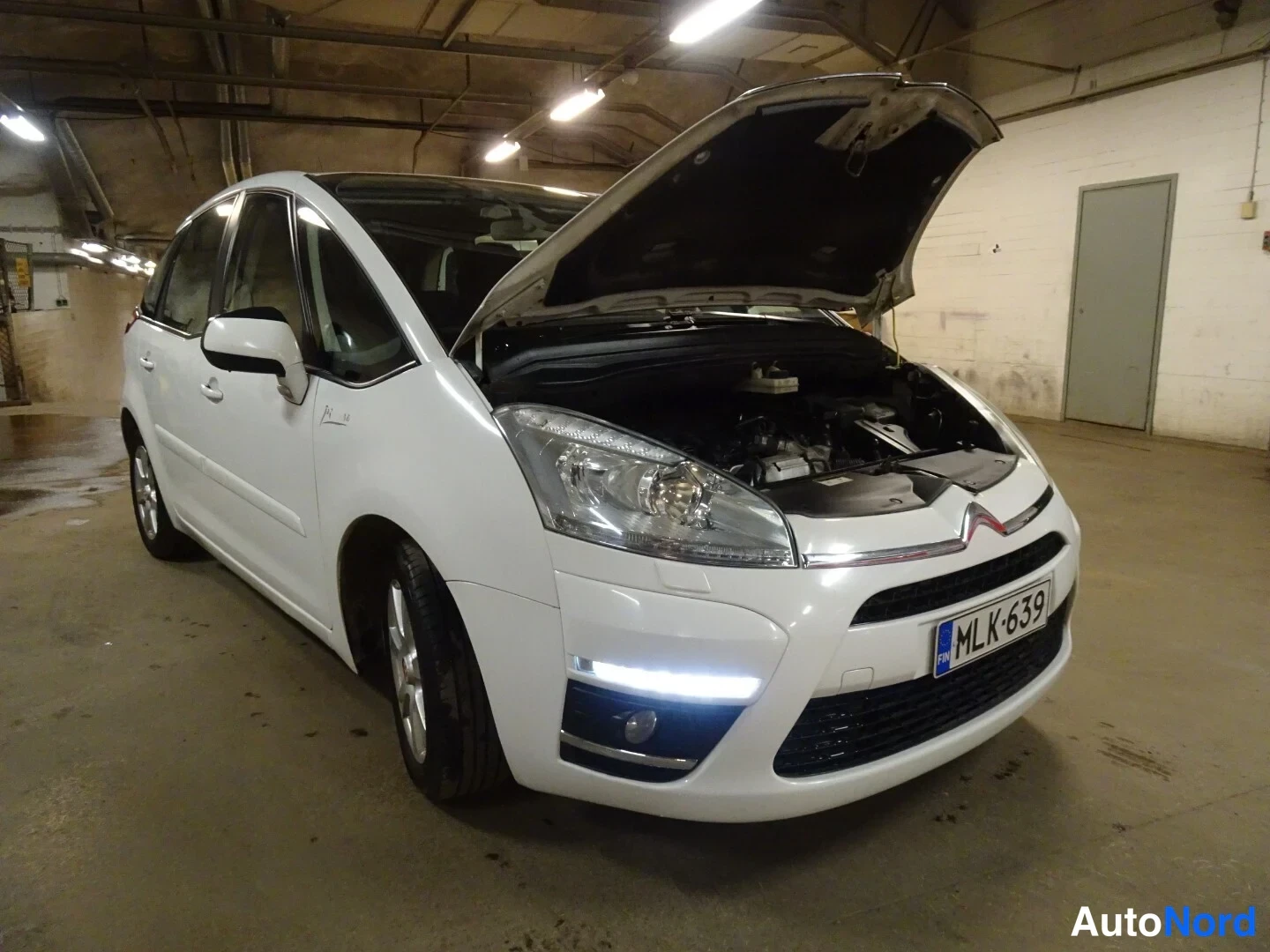 Valkoinen Citroen C4 Picasso 2013, etuviisto, keula oikealle, kuva 6