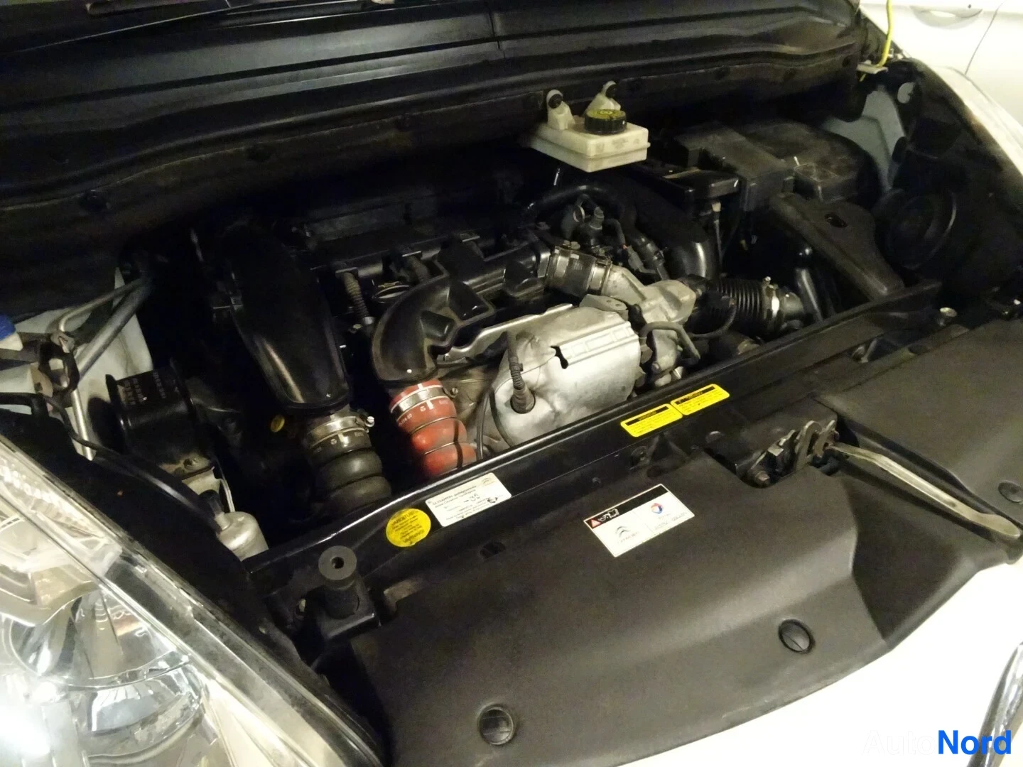 Valkoinen Citroen C4 Picasso 2013, moottoritila, kuva 28