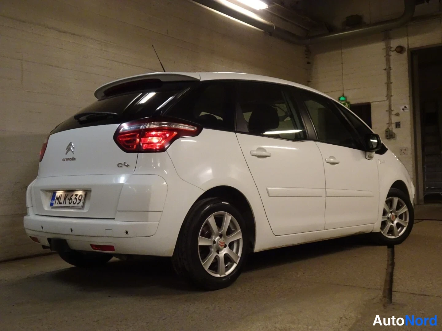 Valkoinen Citroen C4 Picasso 2013, takaviisto, kuva 10