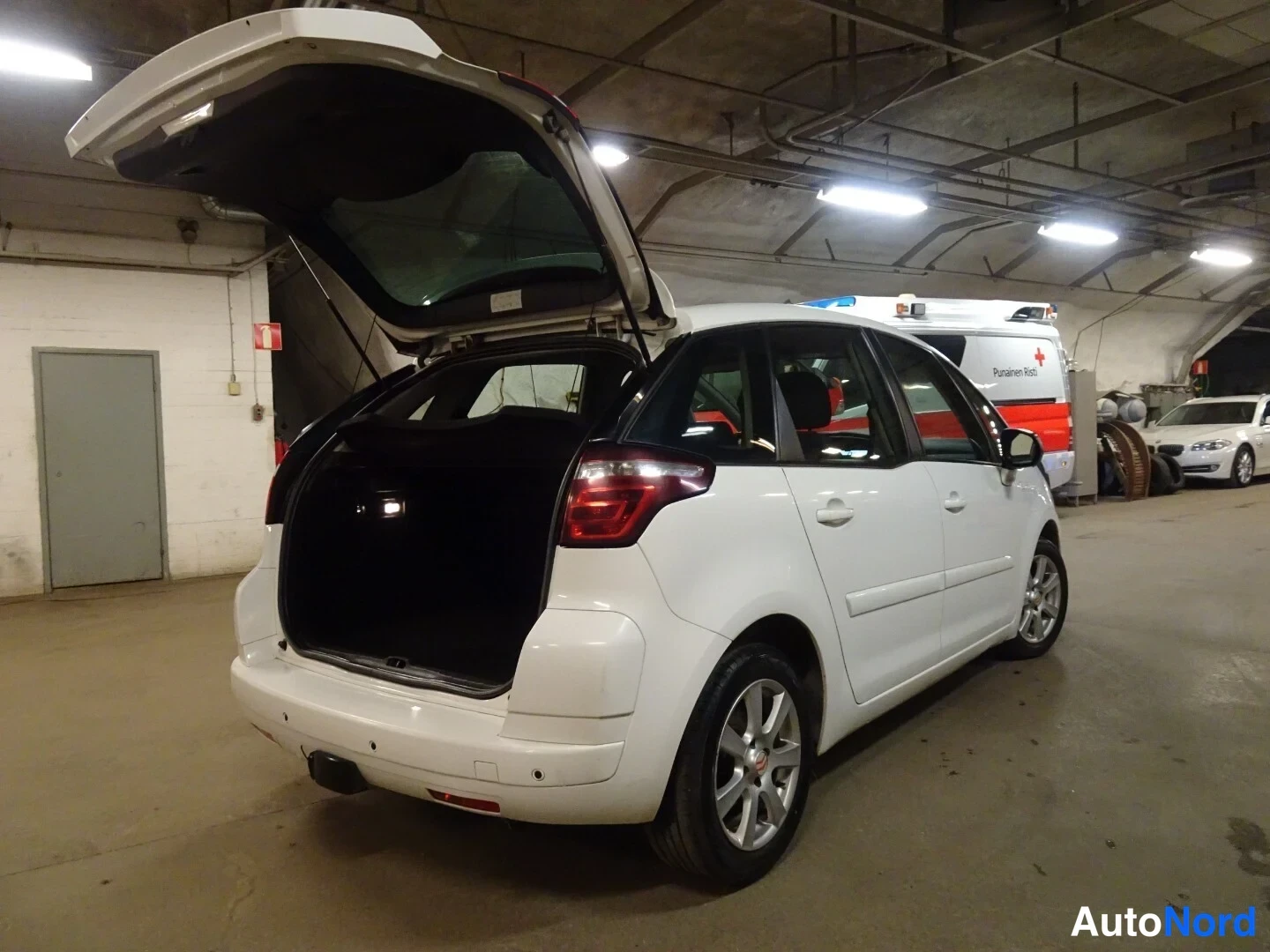 Valkoinen Citroen C4 Picasso 2013, tavaratila, kuva 24