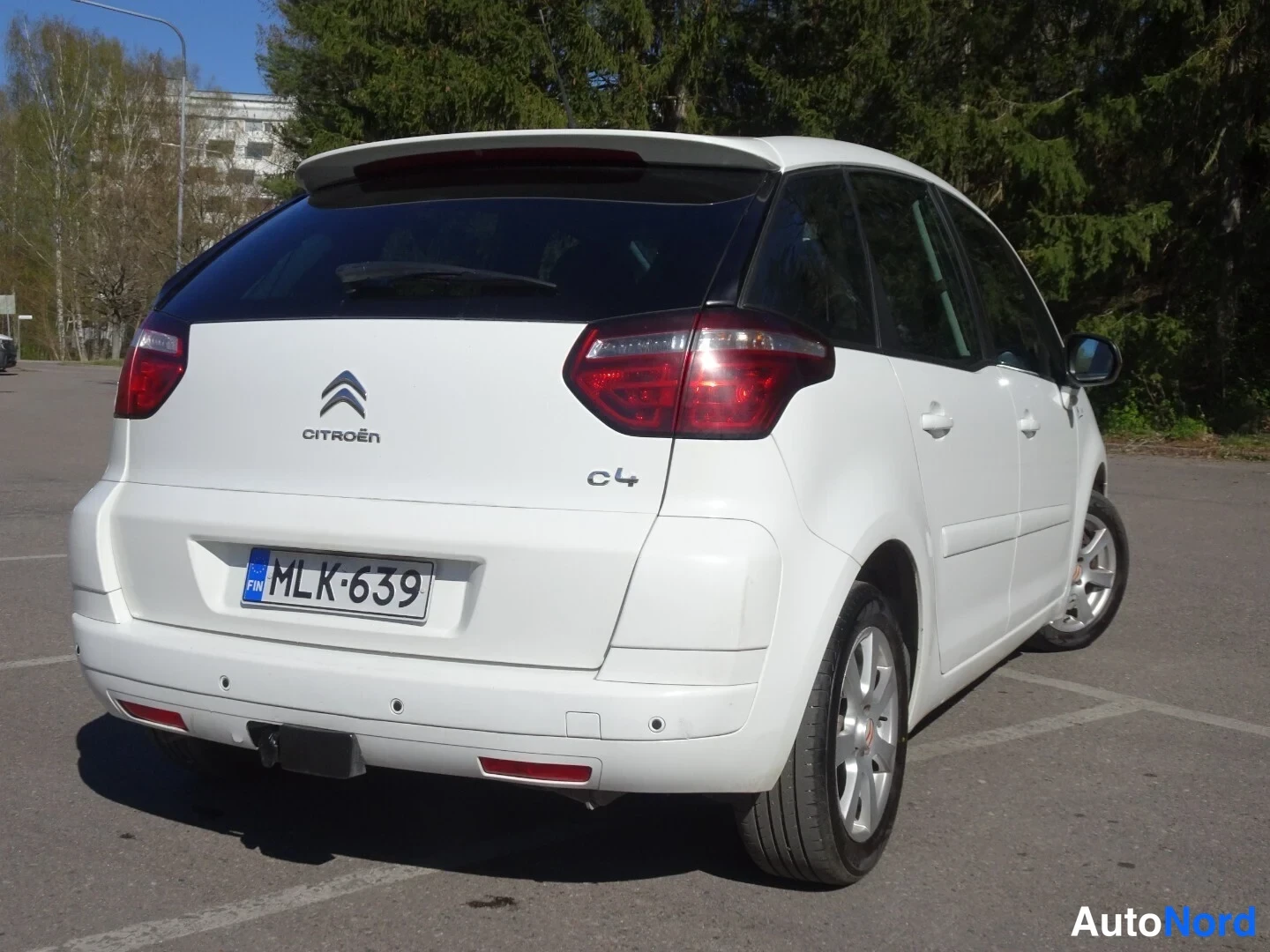 Valkoinen Citroen C4 Picasso 2013, takaa, kuva 15