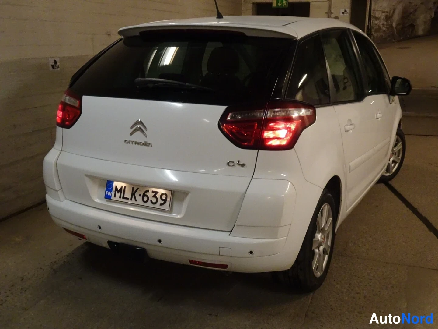 Valkoinen Citroen C4 Picasso 2013, takaviisto, kuva 13