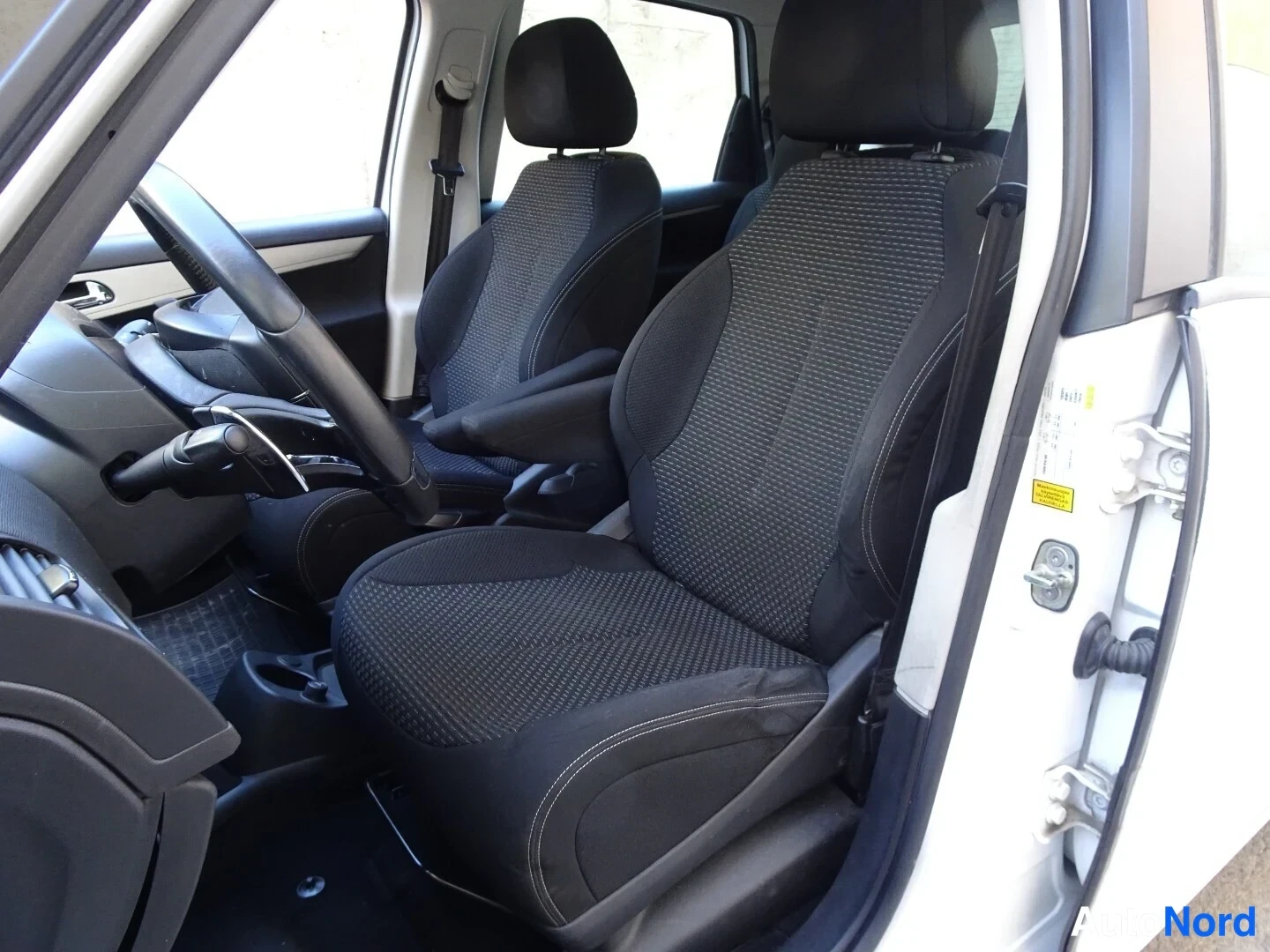 Valkoinen Citroen C4 Picasso 2013, etuistuimet, kuva 20
