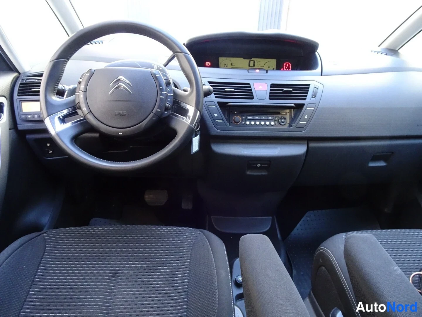 Valkoinen Citroen C4 Picasso 2013, ohjaamo, kuva 18
