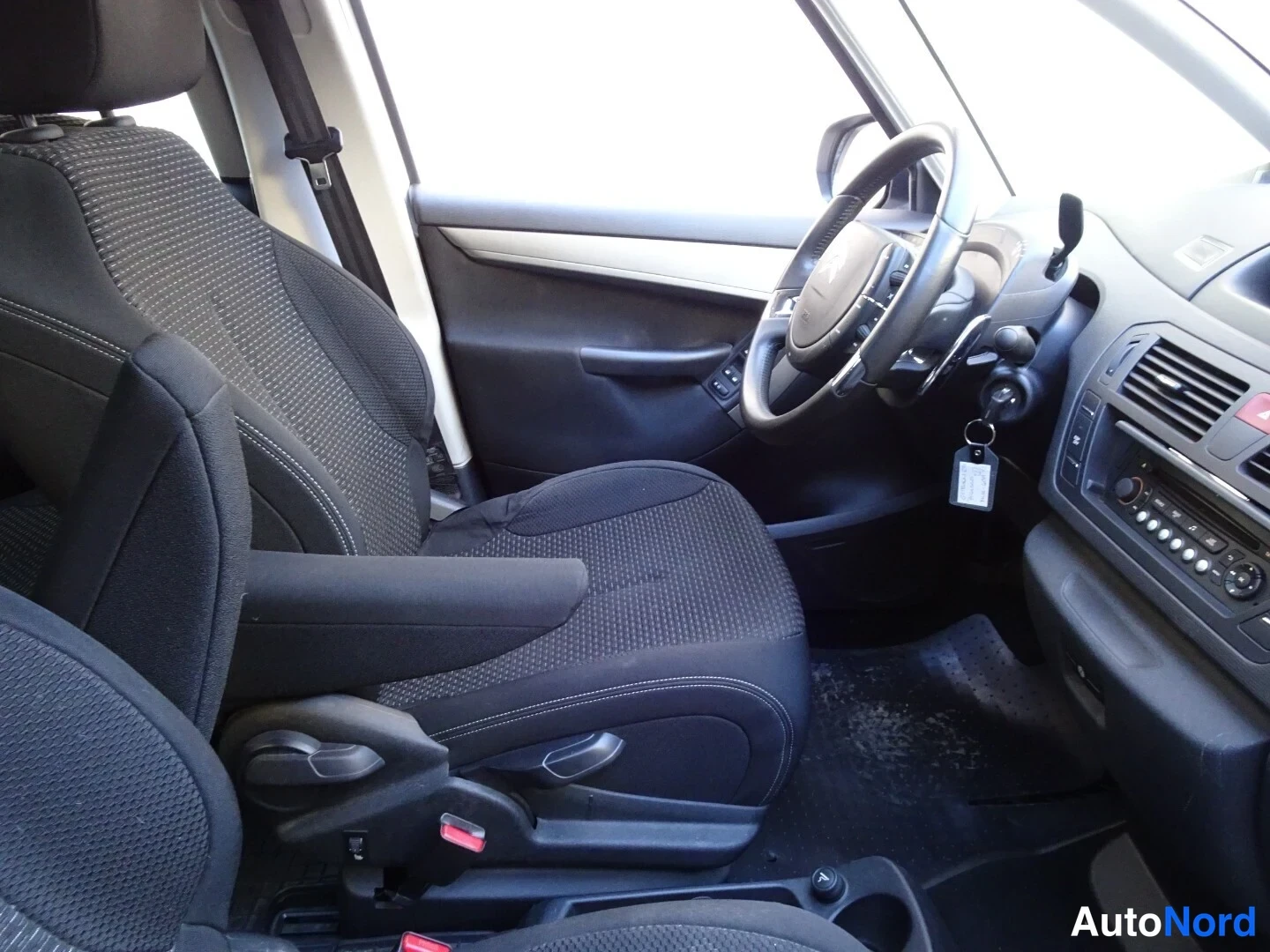 Valkoinen Citroen C4 Picasso 2013, etuistuimet, kuva 21