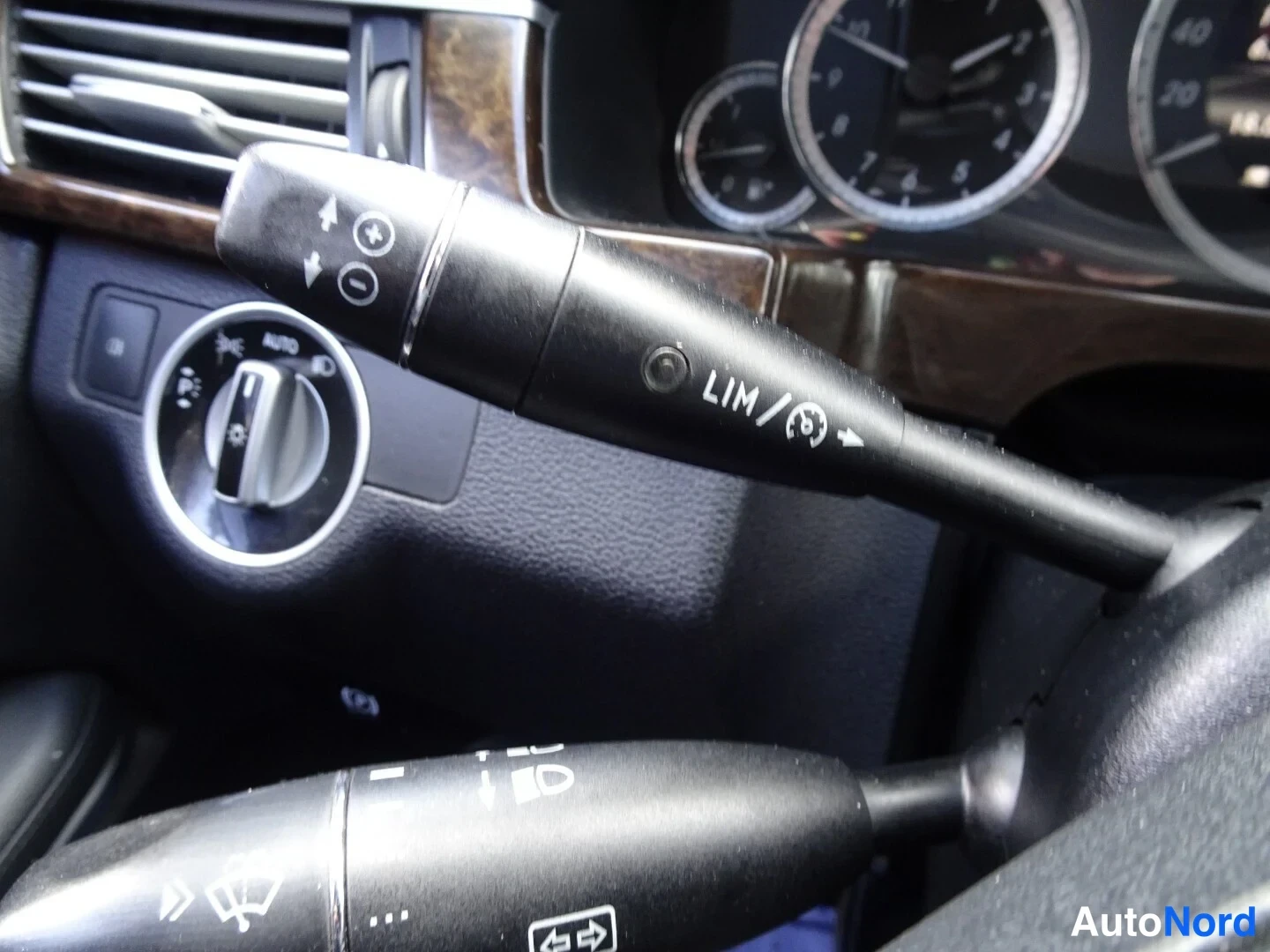 Musta Mercedes-Benz E 250 CDI 4MATIC 2013, yksityiskohta, kuva 26