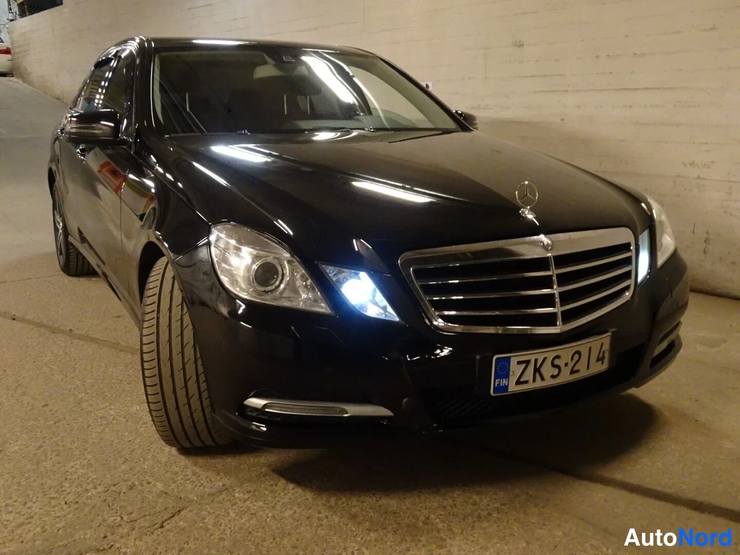 Musta Mercedes-Benz E 250 CDI 4MATIC 2013, etuviisto, keula oikealle, kuva 6