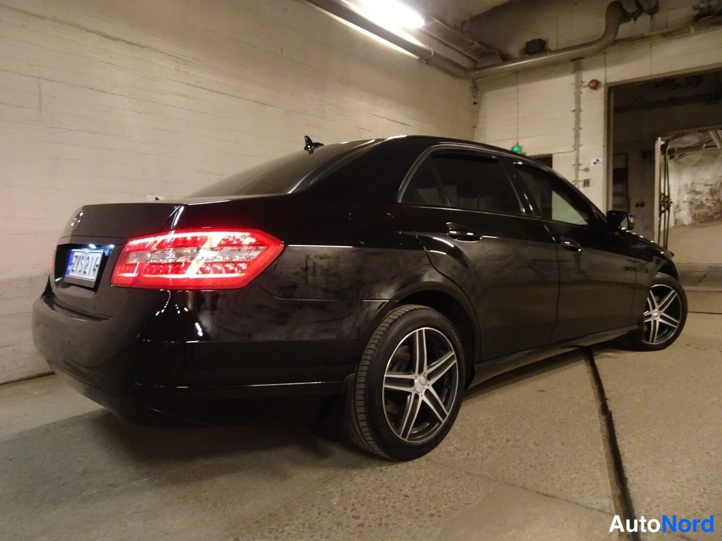 Musta Mercedes-Benz E 250 CDI 4MATIC 2013, takaviisto, kuva 10