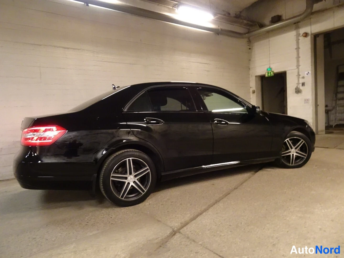 Musta Mercedes-Benz E 250 CDI 4MATIC 2013, takaviisto, kuva 11