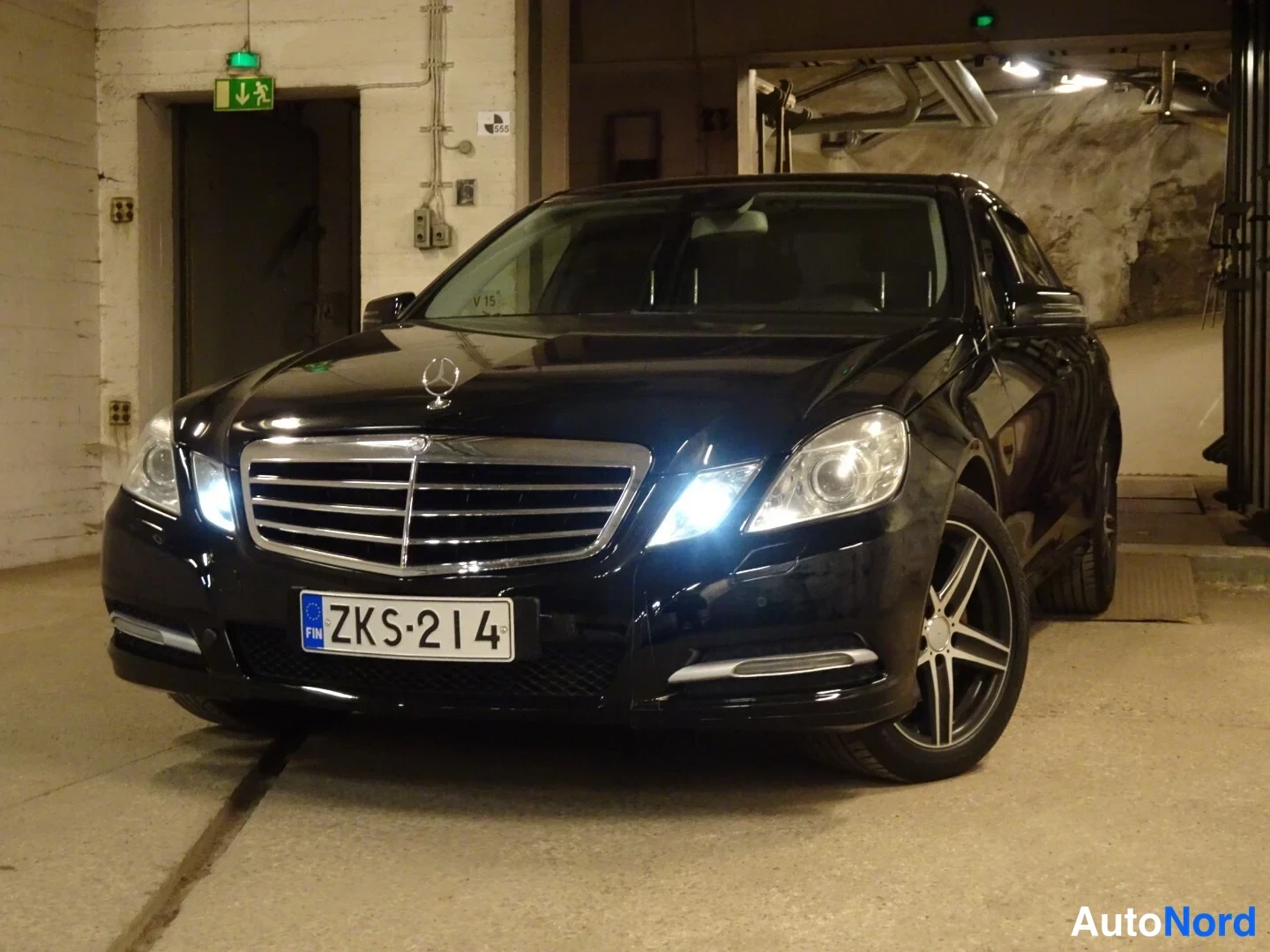 Musta Mercedes-Benz E 250 CDI 4MATIC 2013, etuviisto, keula vasemmalle, kuva 4