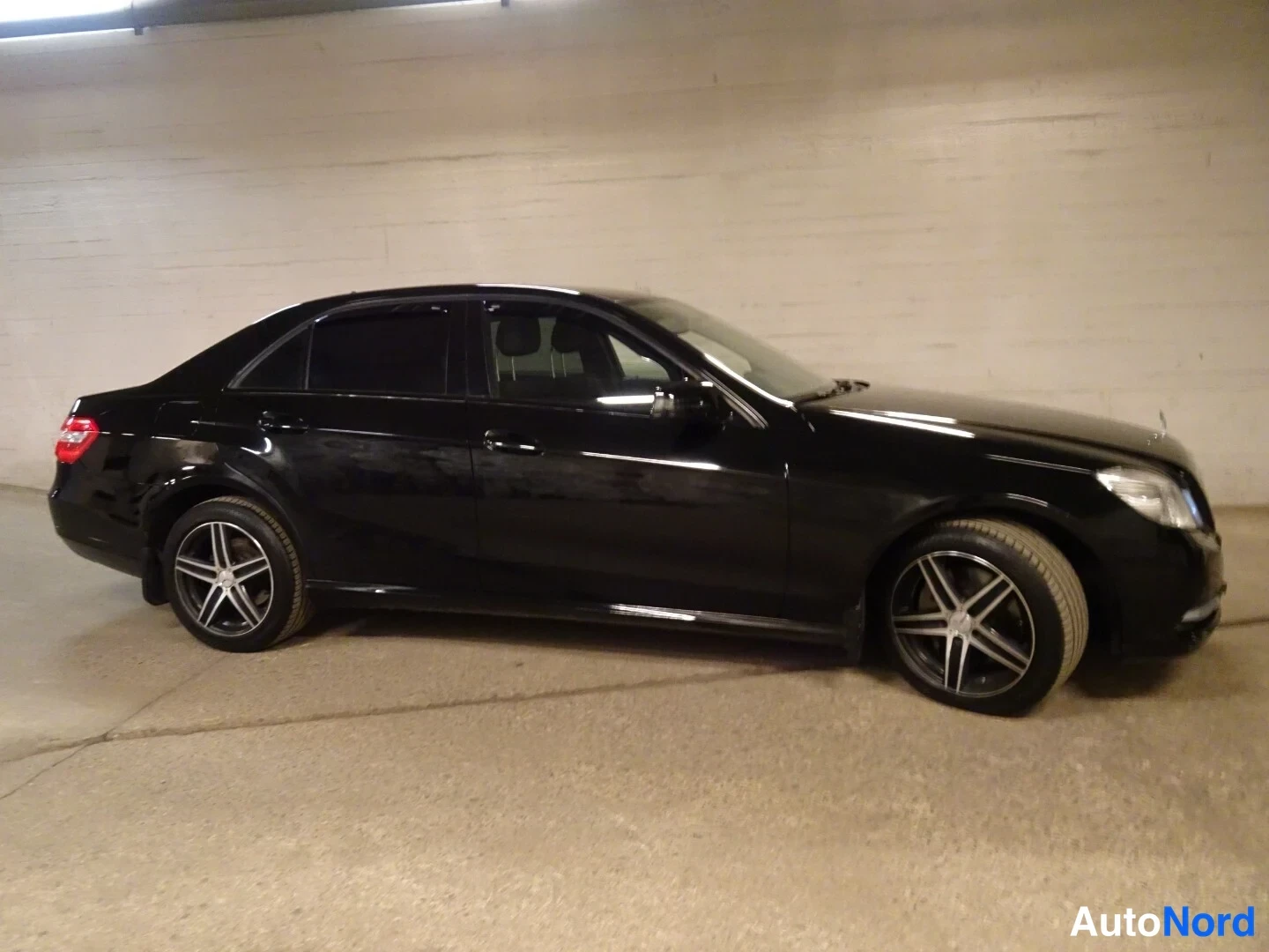 Musta Mercedes-Benz E 250 CDI 4MATIC 2013, etuviisto, keula oikealle, kuva 7