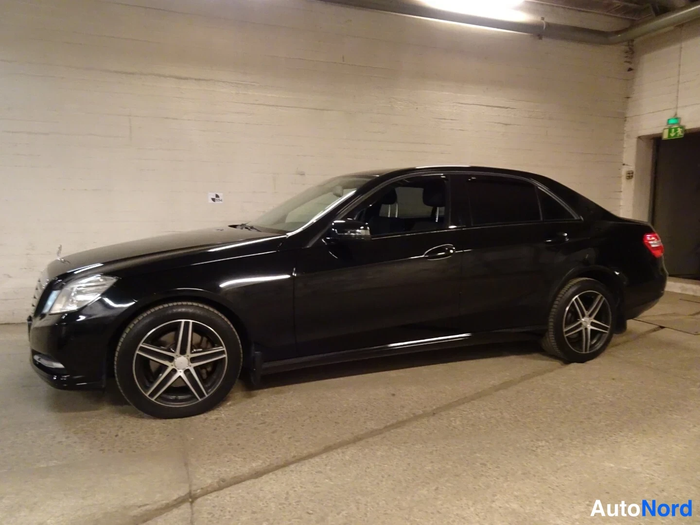 Musta Mercedes-Benz E 250 CDI 4MATIC 2013, etuviisto, keula vasemmalle, kuva 2