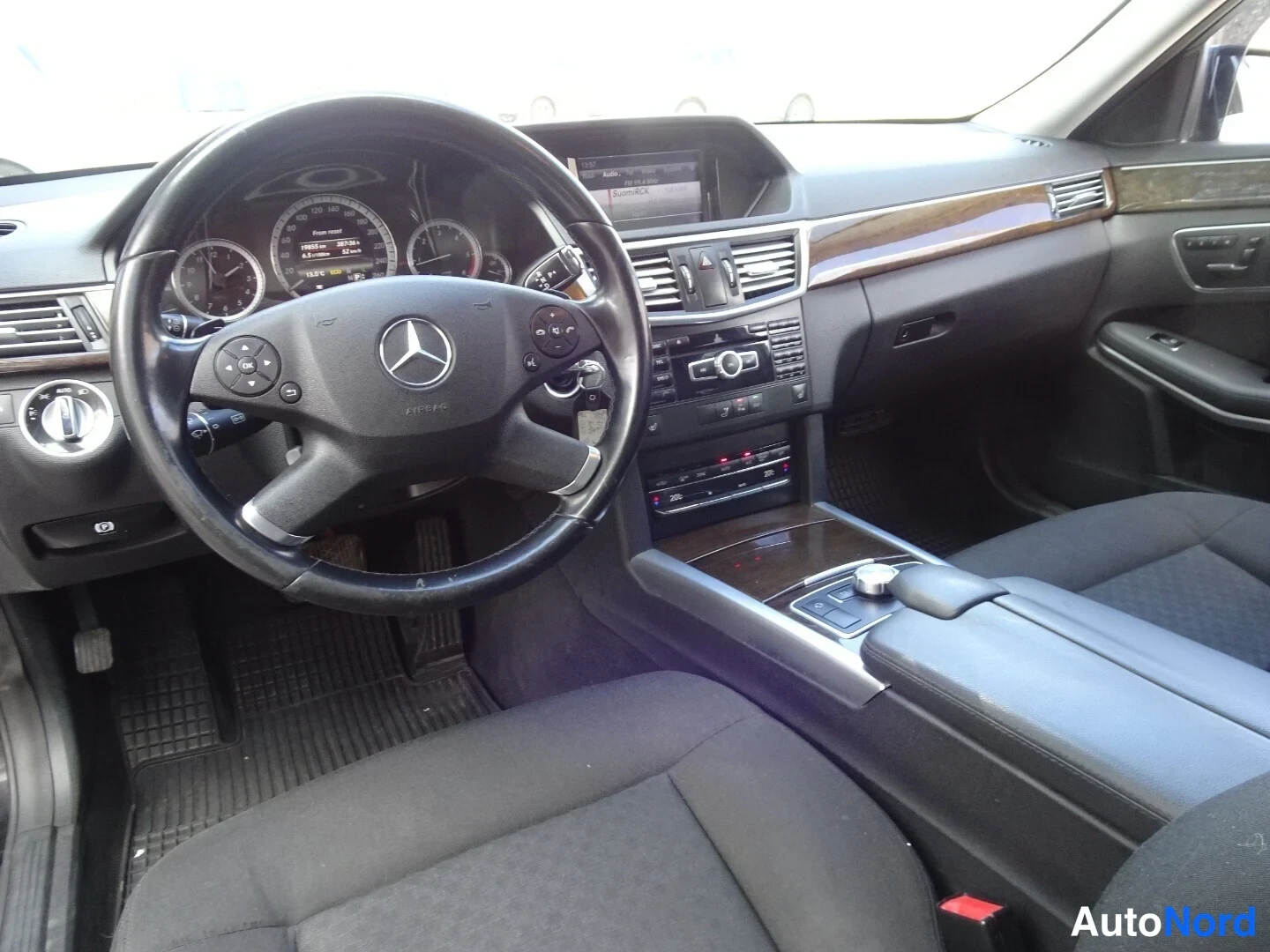 Musta Mercedes-Benz E 250 CDI 4MATIC 2013, ohjaamo, kuva 12