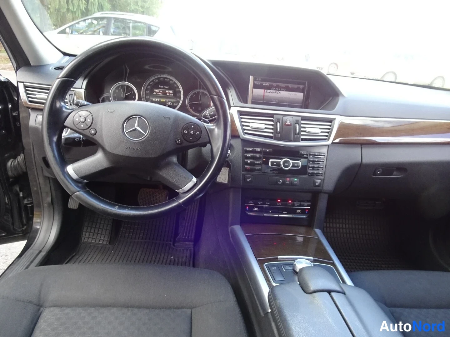 Musta Mercedes-Benz E 250 CDI 4MATIC 2013, ohjaamo, kuva 13