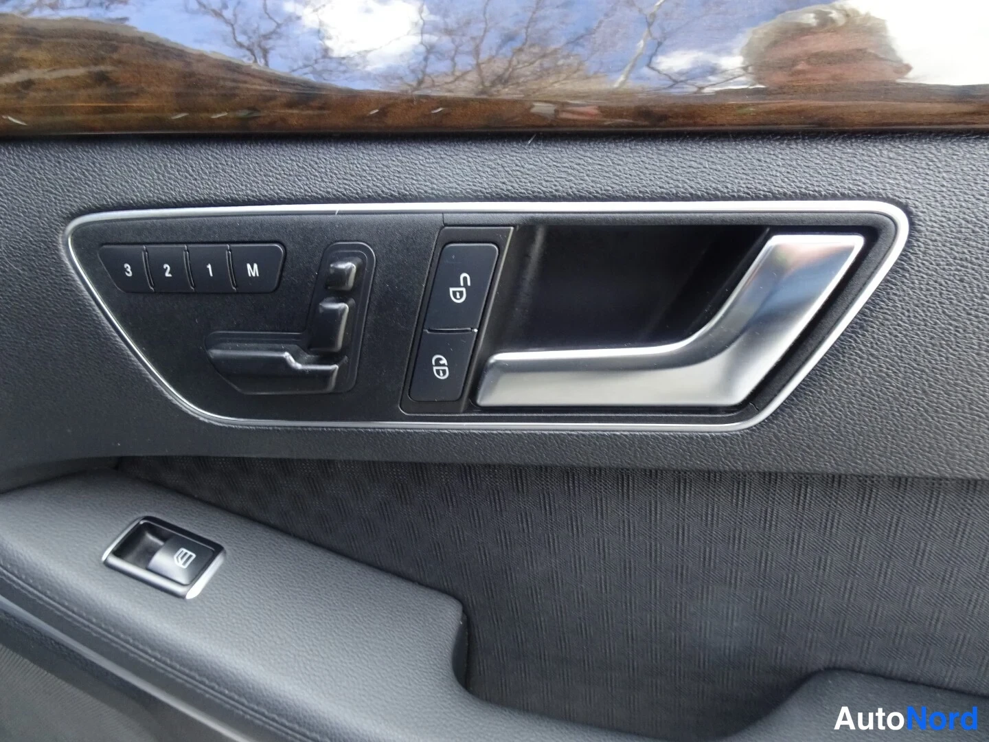Musta Mercedes-Benz E 250 CDI 4MATIC 2013, yksityiskohta, kuva 32