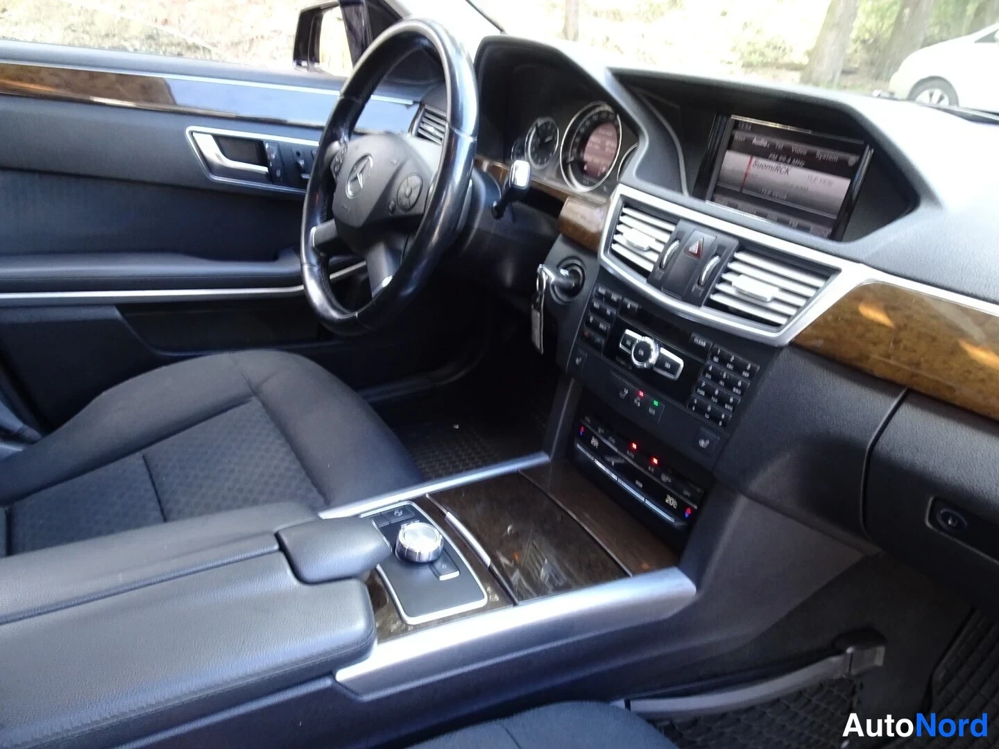 Musta Mercedes-Benz E 250 CDI 4MATIC 2013, ohjaamo, kuva 14