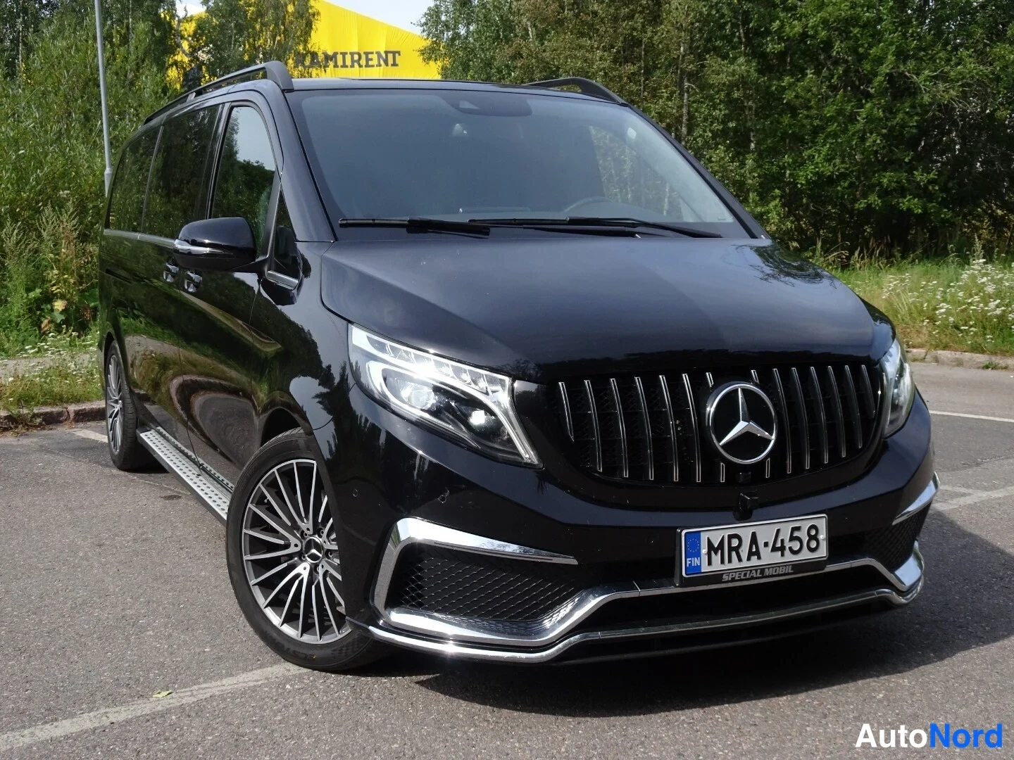 Black Mercedes-Benz V 300 d 4MATIC 2021, front three-quarter, nose to the right, photo 3