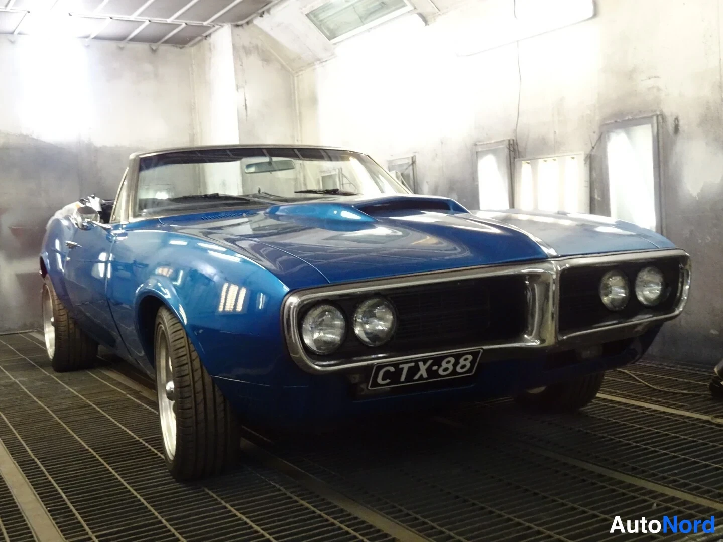 Sininen Pontiac Firebird 1967, etuviisto, keula oikealle, kuva 10