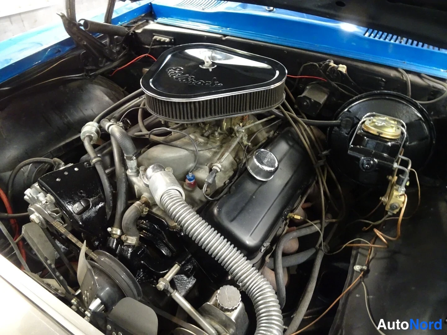 Sininen Pontiac Firebird 1967, moottoritila, kuva 36