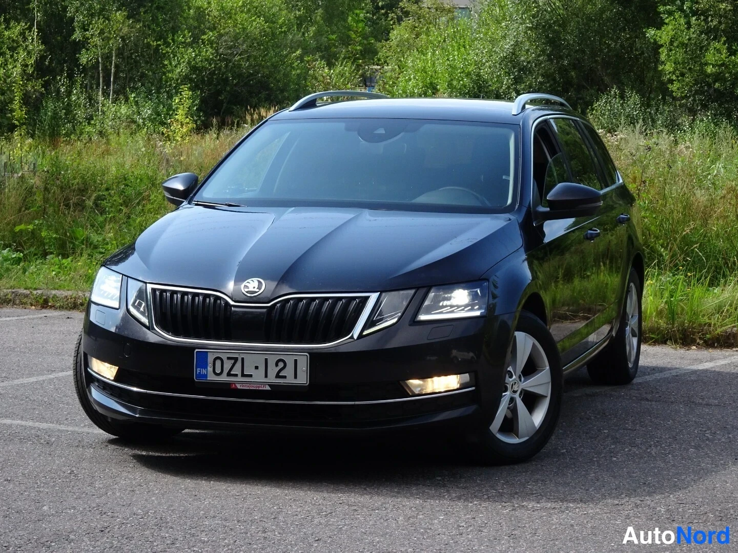 Musta Skoda Octavia 2020, etuviisto, keula vasemmalle, kuva 2