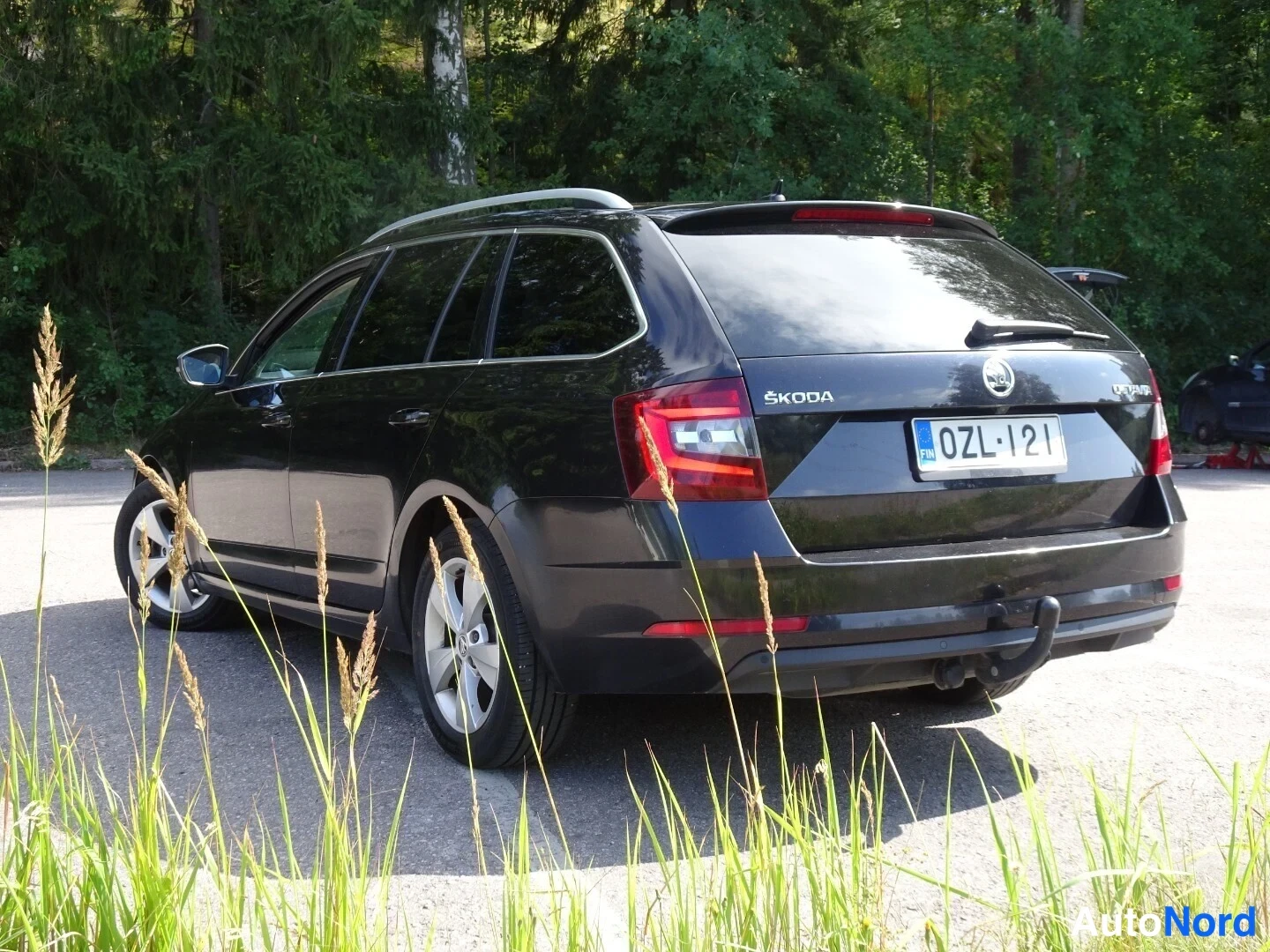 Musta Skoda Octavia 2020, takaviisto, kuva 13