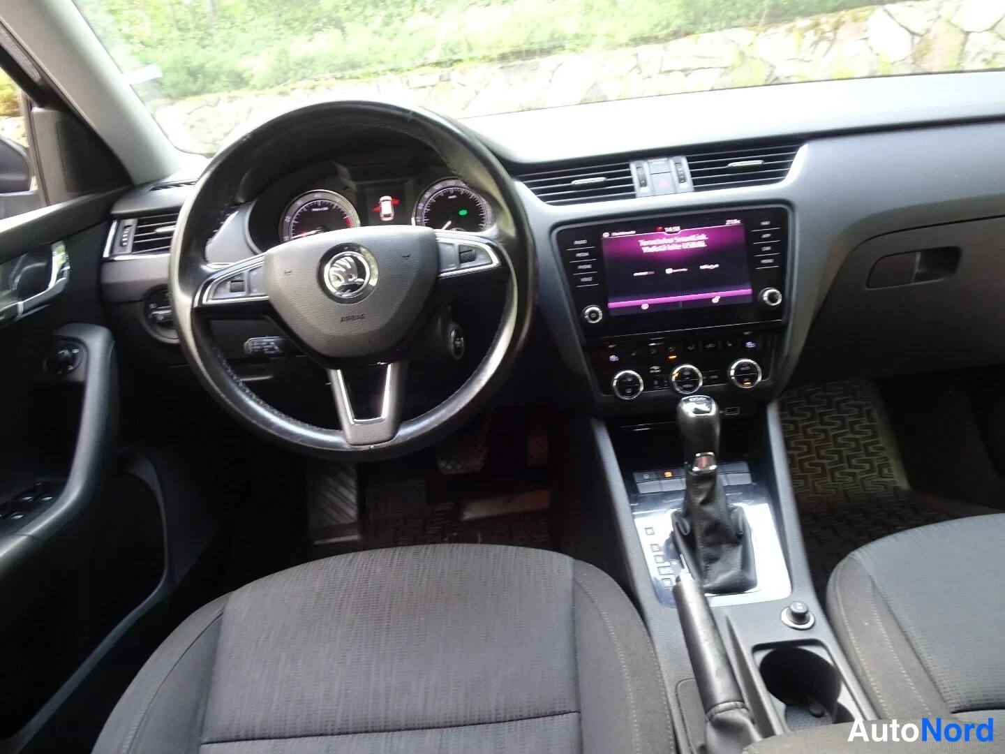 Musta Skoda Octavia 2020, ohjaamo, kuva 19