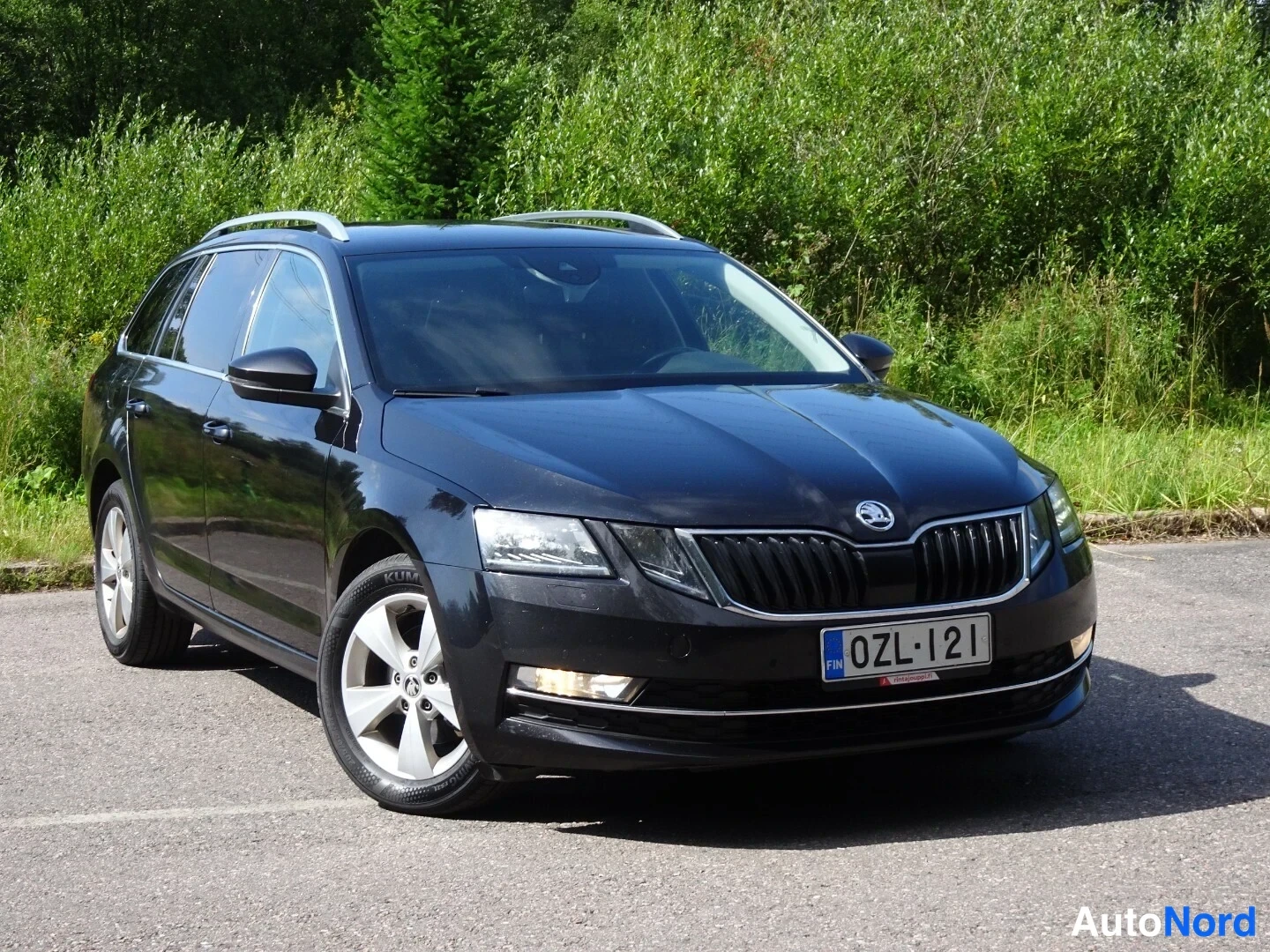 Musta Skoda Octavia 2020, etuviisto, keula oikealle, kuva 5