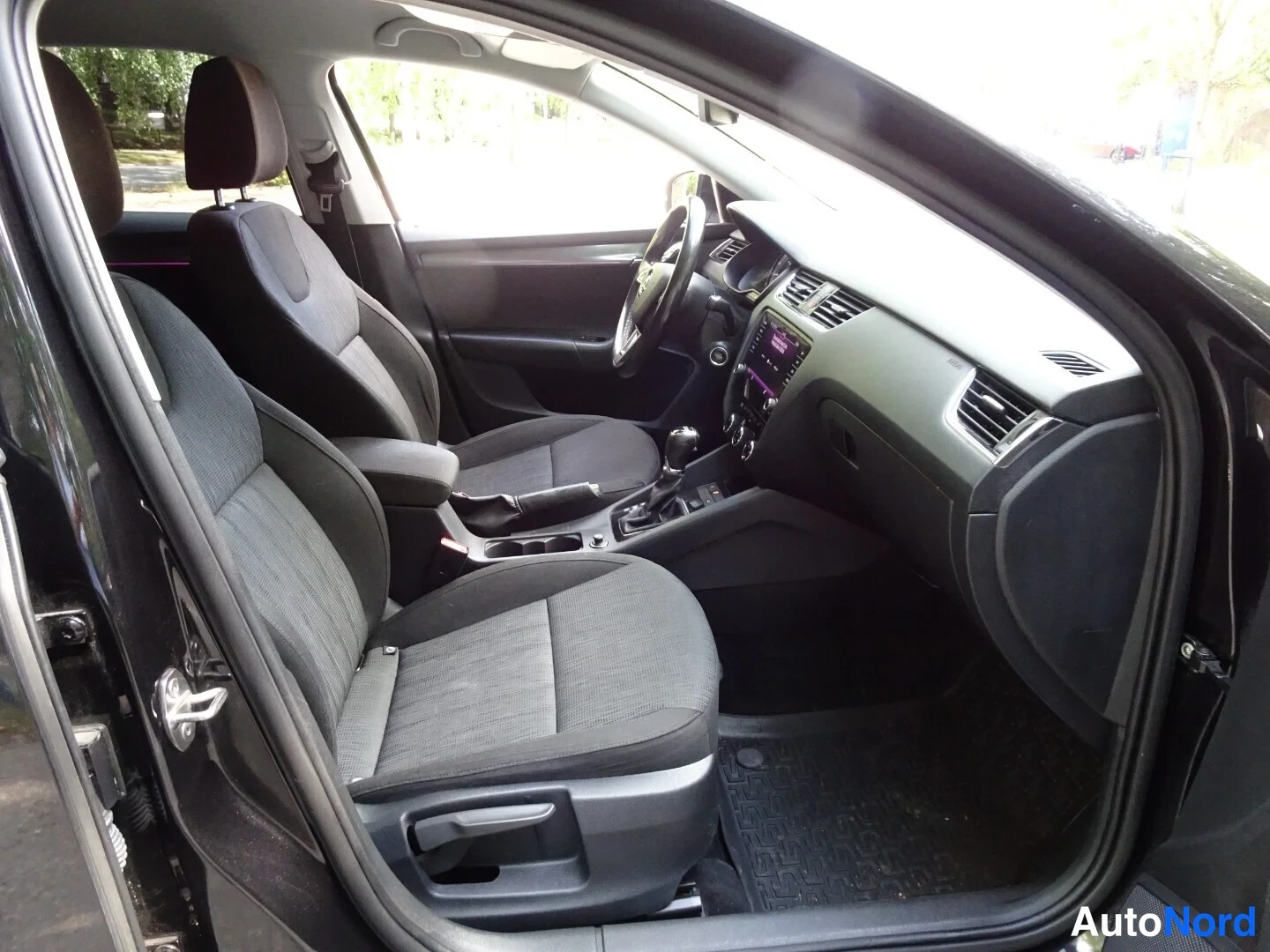 Musta Skoda Octavia 2020, etuistuimet, kuva 23