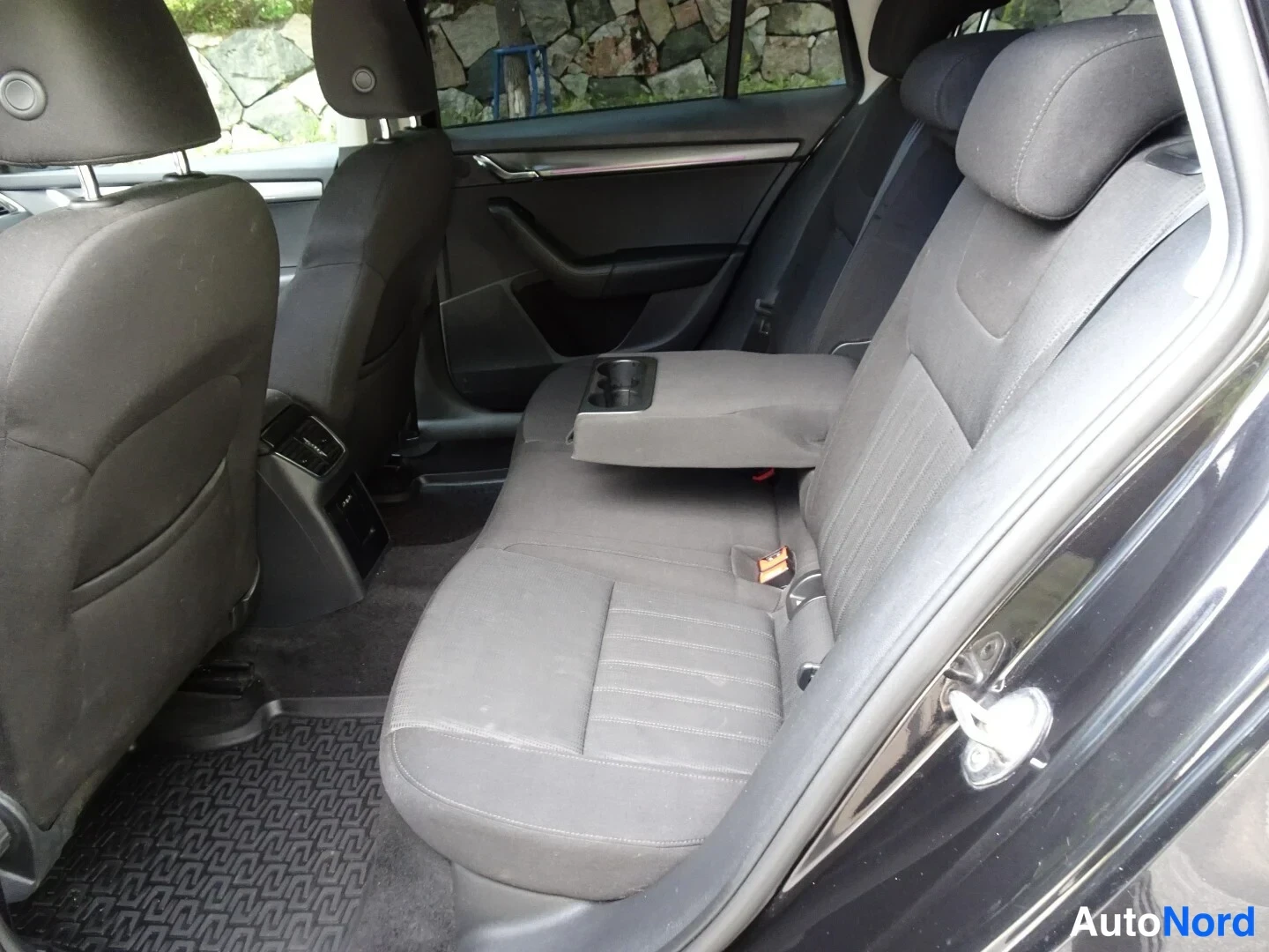 Musta Skoda Octavia 2020, takaistuimet, kuva 25