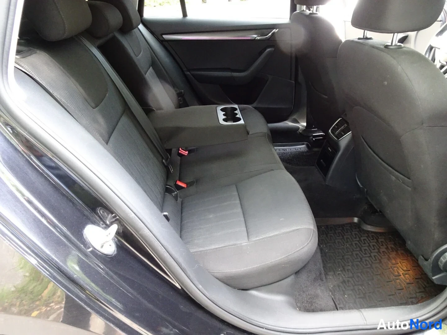 Musta Skoda Octavia 2020, takaistuimet, kuva 26